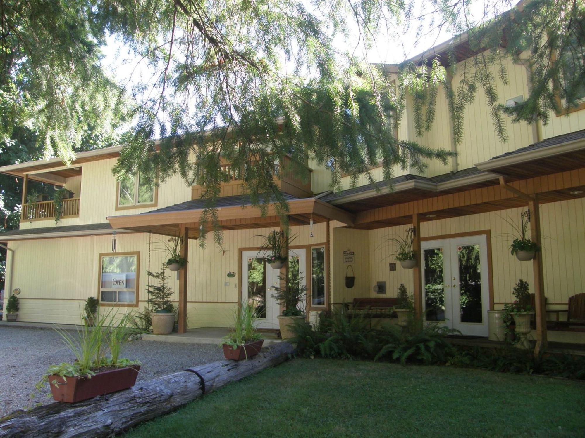 Cedar Wood Lodge Bed & Breakfast Inn Порт-Алберни Экстерьер фото