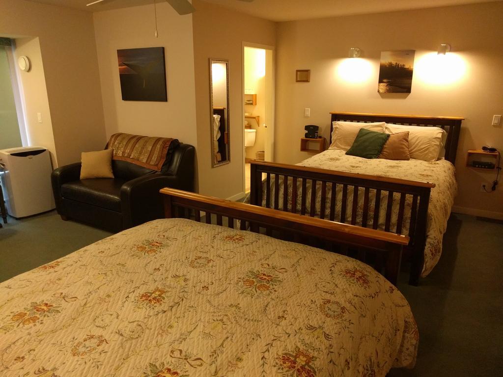Cedar Wood Lodge Bed & Breakfast Inn Порт-Алберни Экстерьер фото