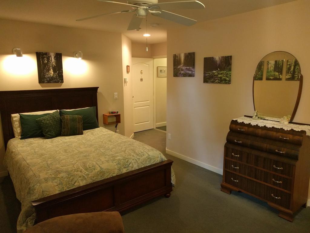 Cedar Wood Lodge Bed & Breakfast Inn Порт-Алберни Экстерьер фото