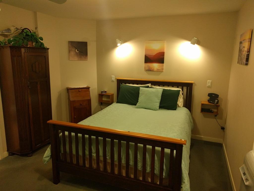 Cedar Wood Lodge Bed & Breakfast Inn Порт-Алберни Экстерьер фото